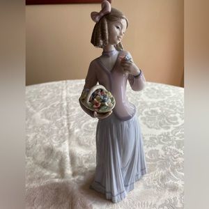 RETIRED 1996 ‘INNOCENCE IN BLOOM LLADRO’ PORCELAIN FIGURINE-Item# 01007644